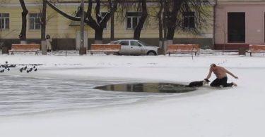 Chien sauvé des eaux glacées par un homme